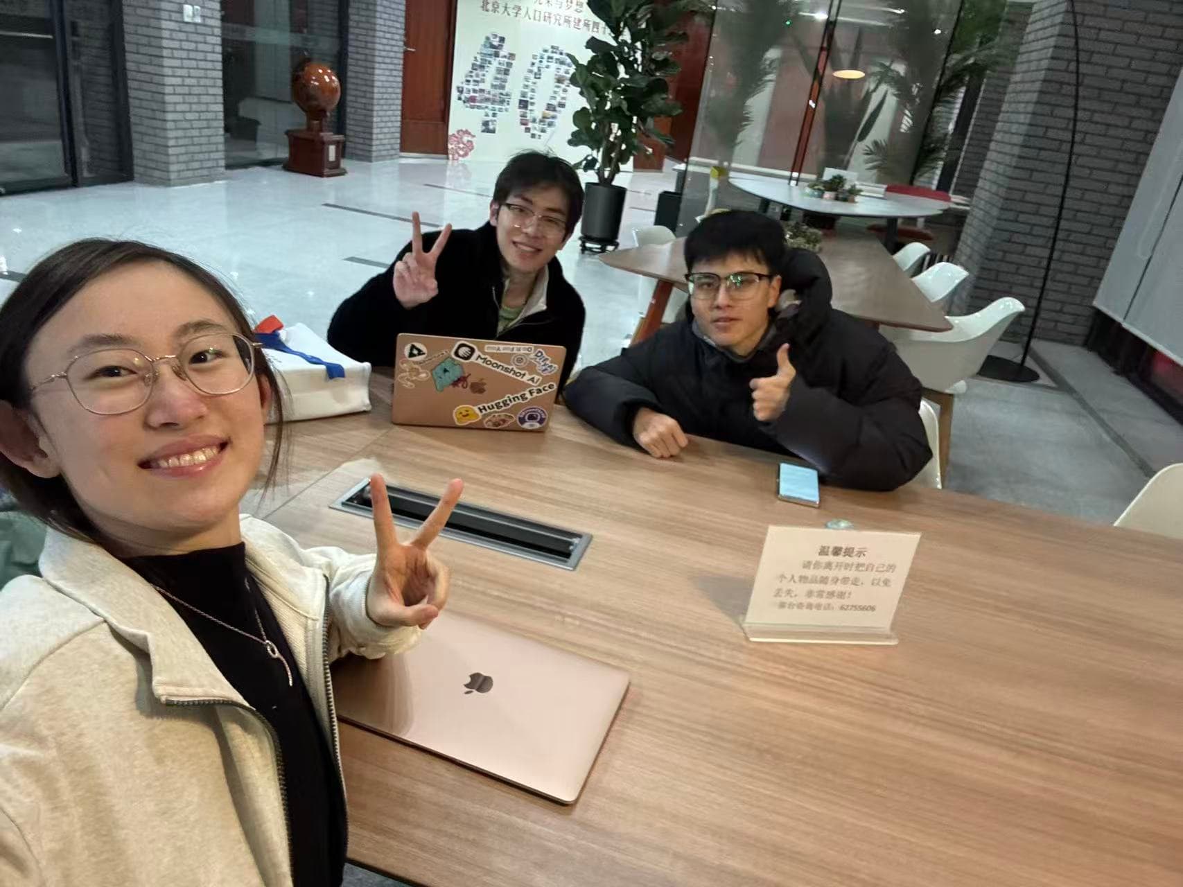 The three Cuozhua co-founders together at a table with their laptops
