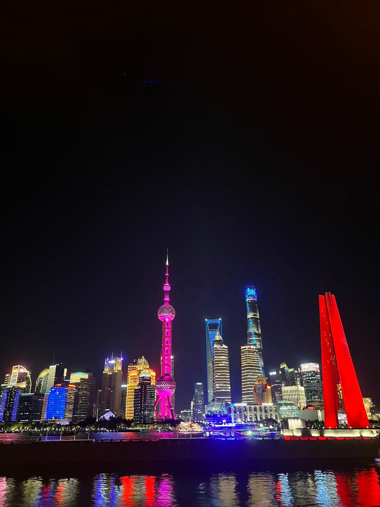 黄浦江边的上海夜景与灯光倒影
